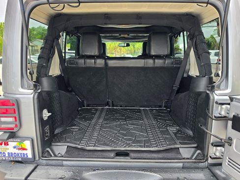 Used 2017 Jeep Wrangler Unlimited Rubicon w/ Connectivity Group AWD/4WD image 13