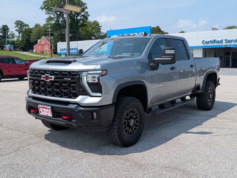 Used 2024 Chevrolet Silverado 2500 ZR2 w/ Technology Package AWD/4WD image 7