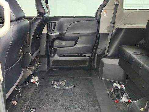 Used 2017 Toyota Sienna SE Premium FWD image 20