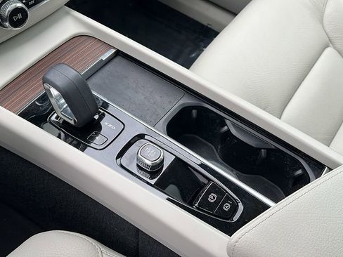 Used 2022 Volvo XC60 B5 Momentum w/ Climate Package image 34