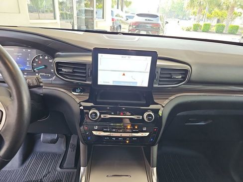 Used 2021 Ford Explorer Limited w/ Equipment Group 301A AWD/4WD image 15