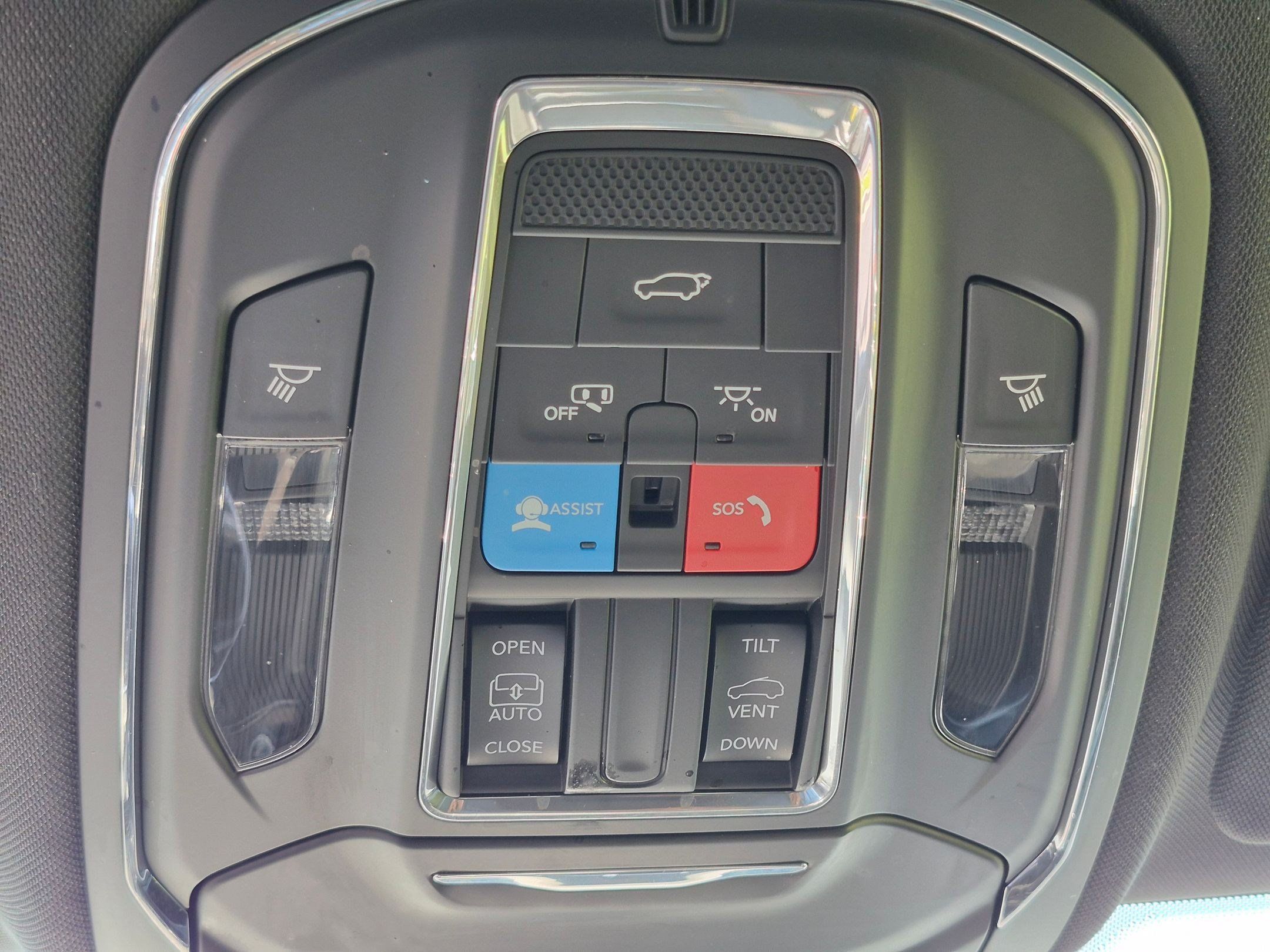Used 2025 Jeep Grand Cherokee Altitude AWD/4WD image 16