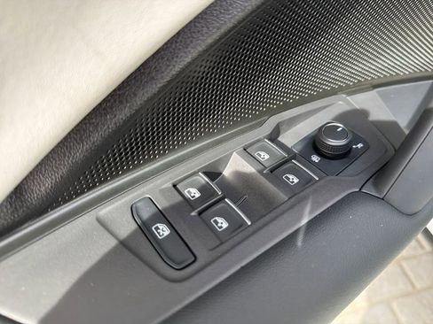 Certified 2025 Volkswagen Tiguan SE image 13