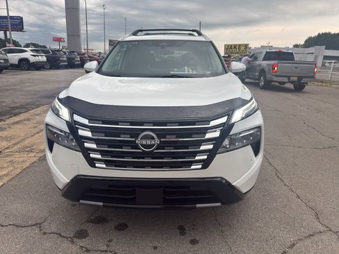 Used 2025 Nissan Rogue Platinum FWD image 12