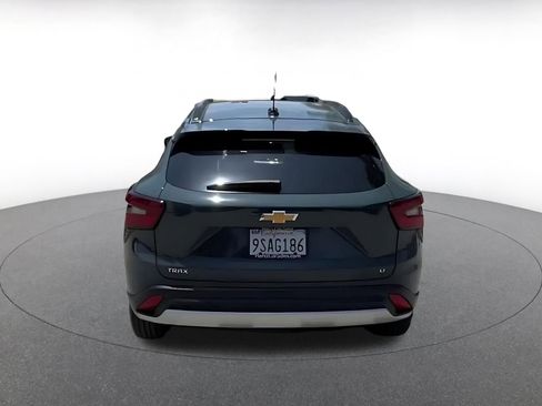 Used 2025 Chevrolet Trax LT w/ LT Convenience Package FWD image 12