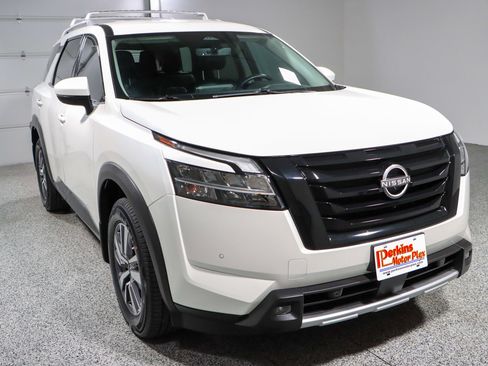 Used 2023 Nissan Pathfinder SL w/ Lighting Package (N92) image 5