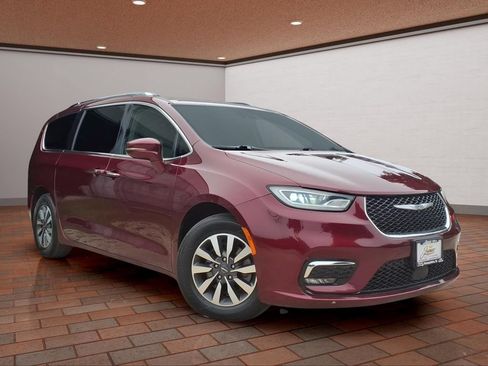 Used 2021 Chrysler Pacifica Touring-L FWD image 3