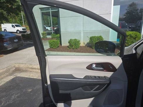 Used 2017 Chrysler Pacifica Limited w/ UConnect Theater Package FWD image 12