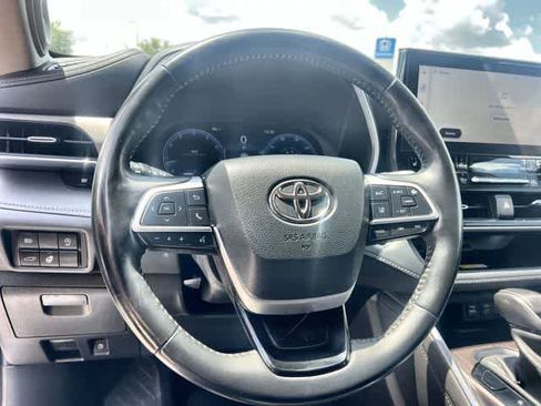 Used 2023 Toyota Highlander Limited FWD image 17