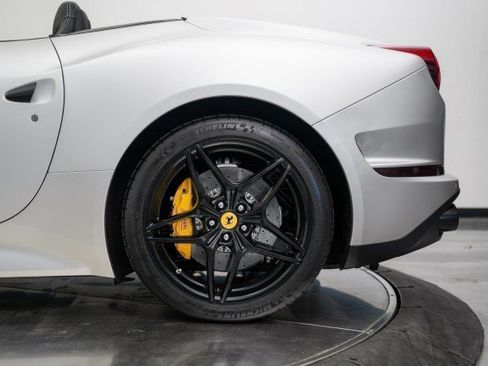 Used 2016 Ferrari California T image 26