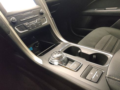 Used 2019 Ford Fusion SE image 26