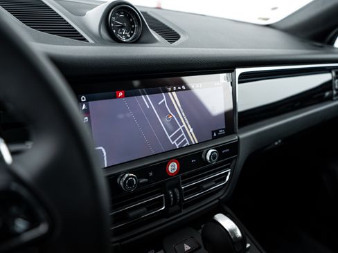 Certified 2026 Porsche Macan image 12