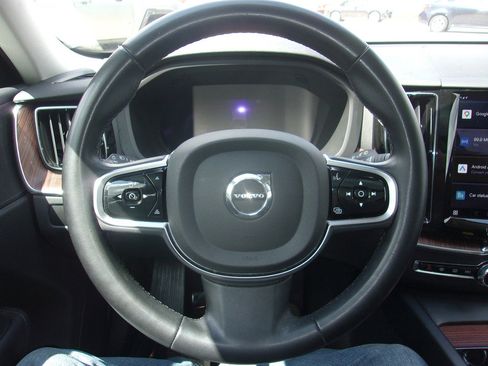 Used 2023 Volvo XC60 B5 Plus AWD/4WD image 9