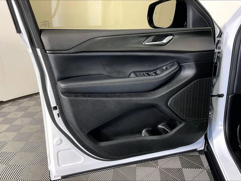 Used 2023 Jeep Grand Cherokee L Laredo image 25