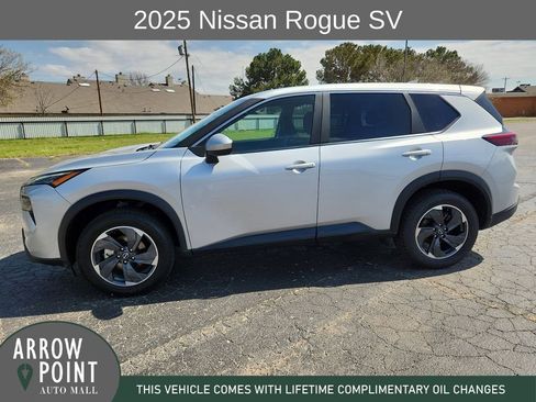 Used 2025 Nissan Rogue SV image 7