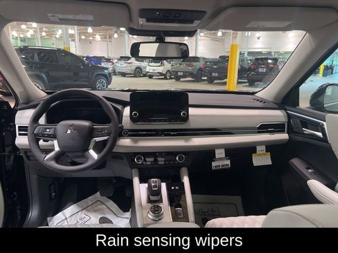New 2025 Mitsubishi Outlander SEL image 17