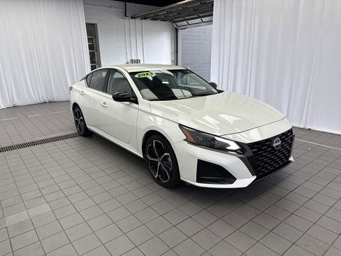 Used 2023 Nissan Altima 2.5 SR image 3