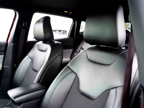 Used 2024 Jeep Compass Latitude image 11