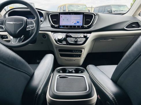 Used 2022 Chrysler Pacifica Touring-L FWD image 25