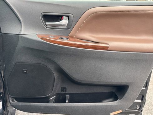 Used 2017 Toyota Sienna Limited image 20