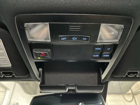 Used 2020 Toyota Tacoma SR5 AWD/4WD image 36
