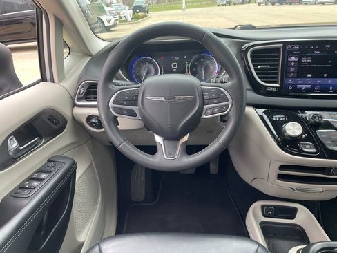 Used 2023 Chrysler Pacifica Touring-L FWD image 13