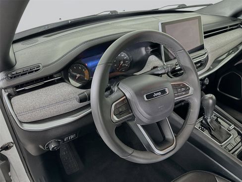 Used 2024 Jeep Compass Latitude image 23