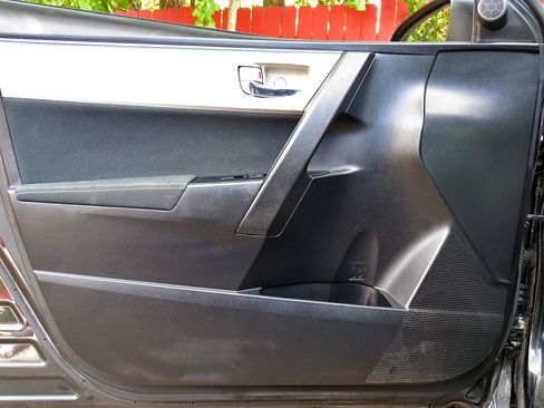 Used 2014 Toyota Corolla LE FWD image 17