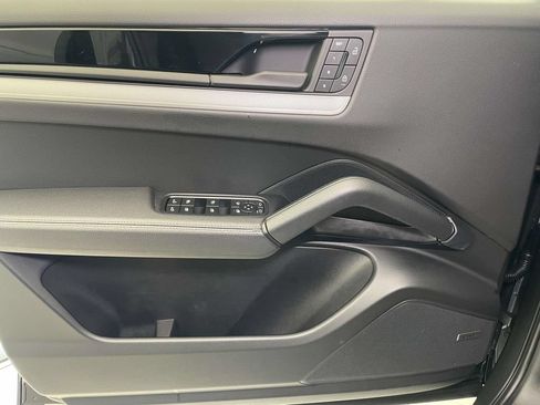 Certified 2025 Porsche Cayenne AWD/4WD image 33