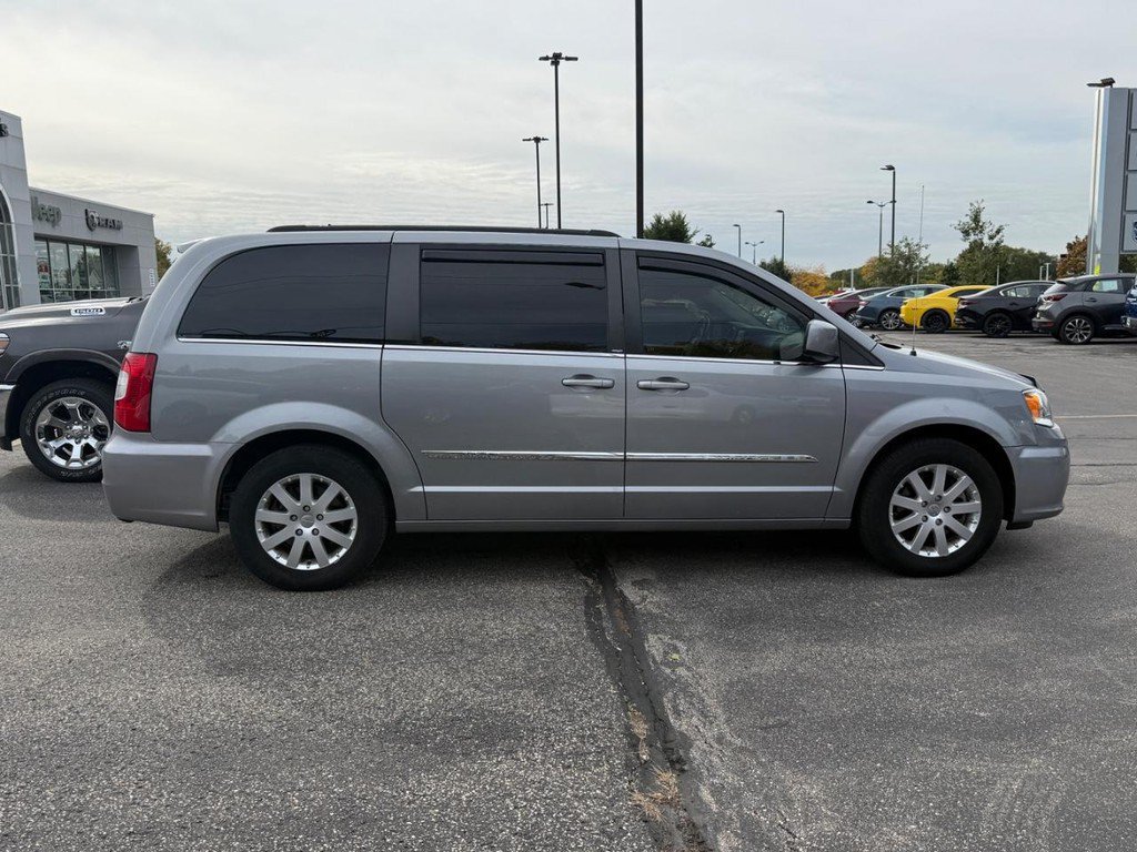 Used 2014 Chrysler Town & Country Touring FWD image 2