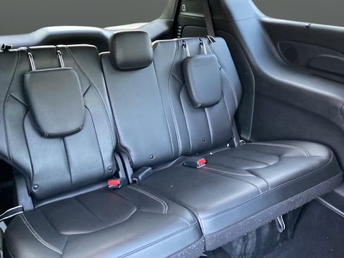 Used 2021 Chrysler Pacifica Touring-L w/ Uconnect Theater Family Group AWD/4WD image 27