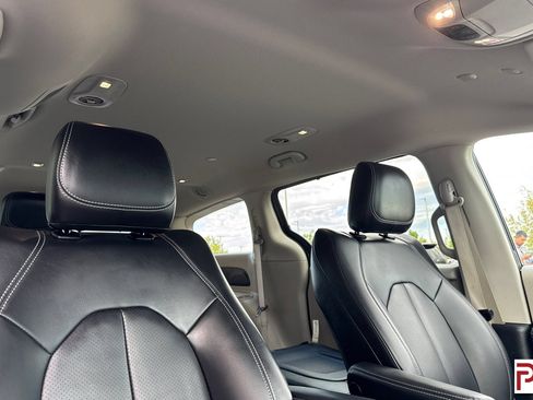 Used 2023 Chrysler Pacifica Touring-L AWD/4WD image 20