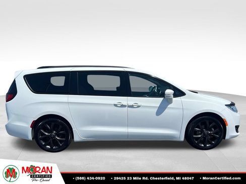 Used 2019 Chrysler Pacifica Limited w/ S Appearance Package FWD image 6