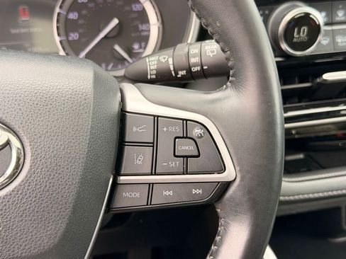 Used 2022 Toyota Highlander XLE FWD image 32