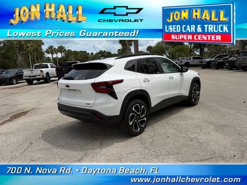 Used 2024 Chevrolet Trax RS w/ Sunroof Package FWD image 11