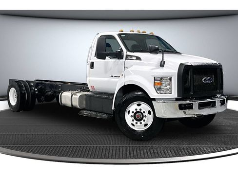 Used 2023 Ford F750 2WD Regular Cab Super Duty image 2