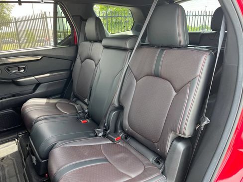 Used 2025 Honda Pilot Black Edition image 17