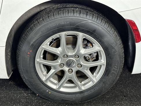 Used 2022 Chrysler Pacifica Touring-L image 14