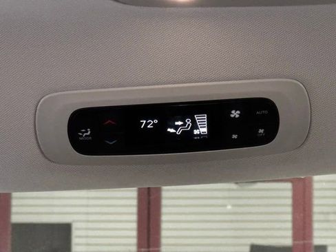Used 2024 Chrysler Pacifica Touring-L image 6
