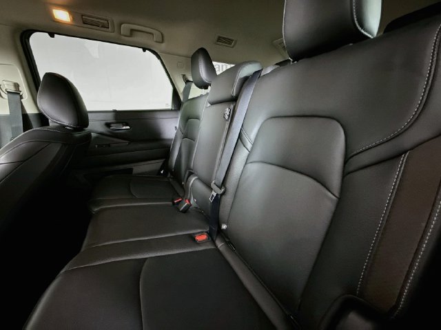 Used 2025 Nissan Pathfinder SL AWD/4WD image 23