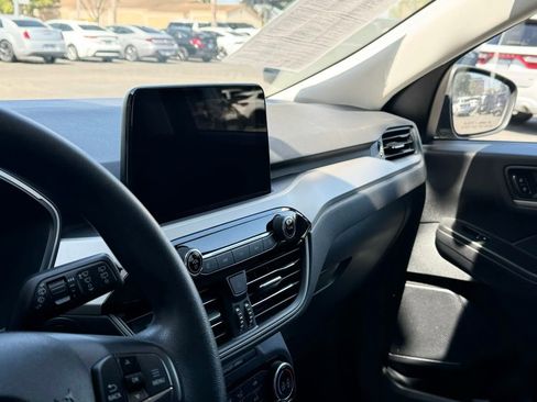 Used 2022 Ford Escape SE image 19