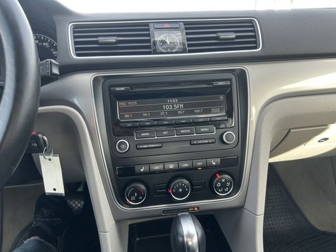 Used 2014 Volkswagen Passat 1.8T Wolfsburg Edition image 17