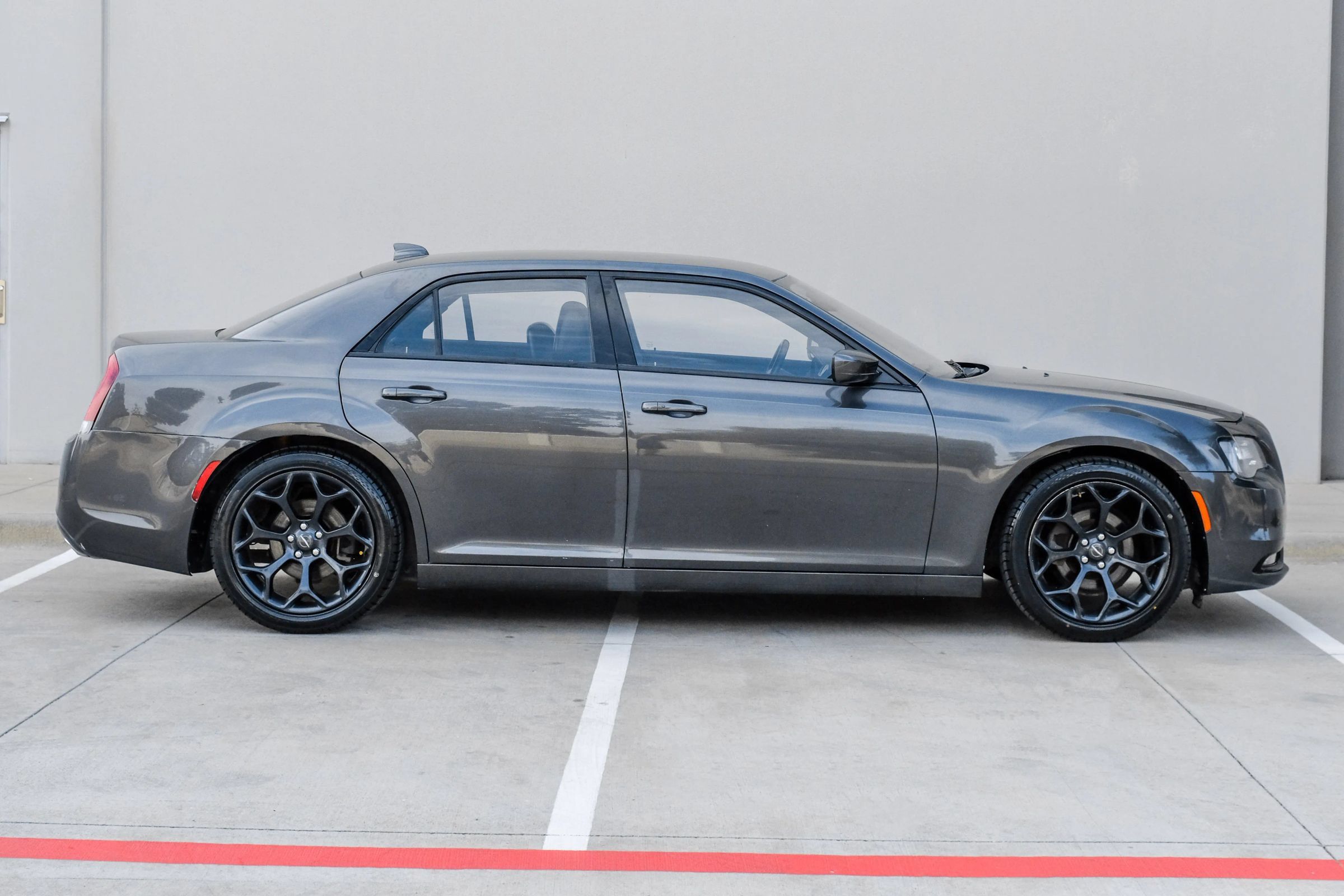 Used 2019 Chrysler 300 S RWD image 3