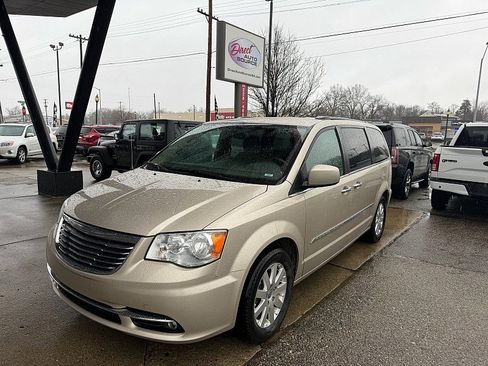 Used 2015 Chrysler Town & Country Touring w/ Driver Convenience Group image 5