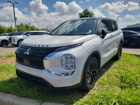 Used 2023 Mitsubishi Outlander SEL FWD image 1