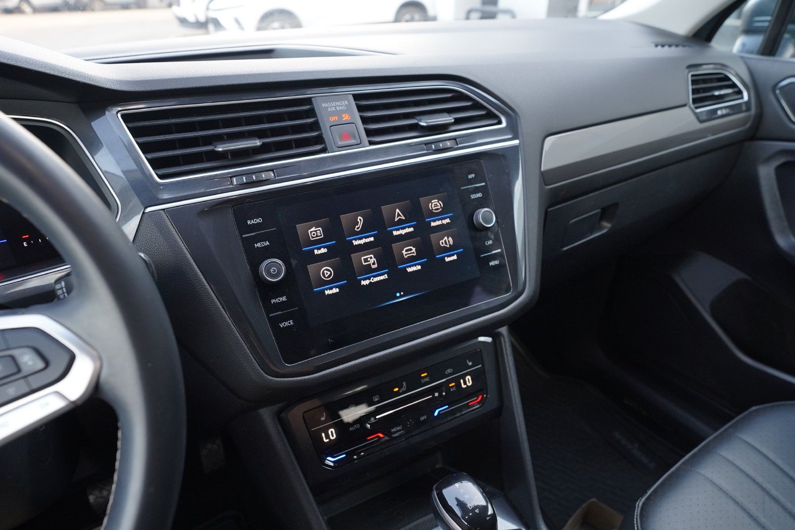Used 2024 Volkswagen Tiguan SE FWD image 12