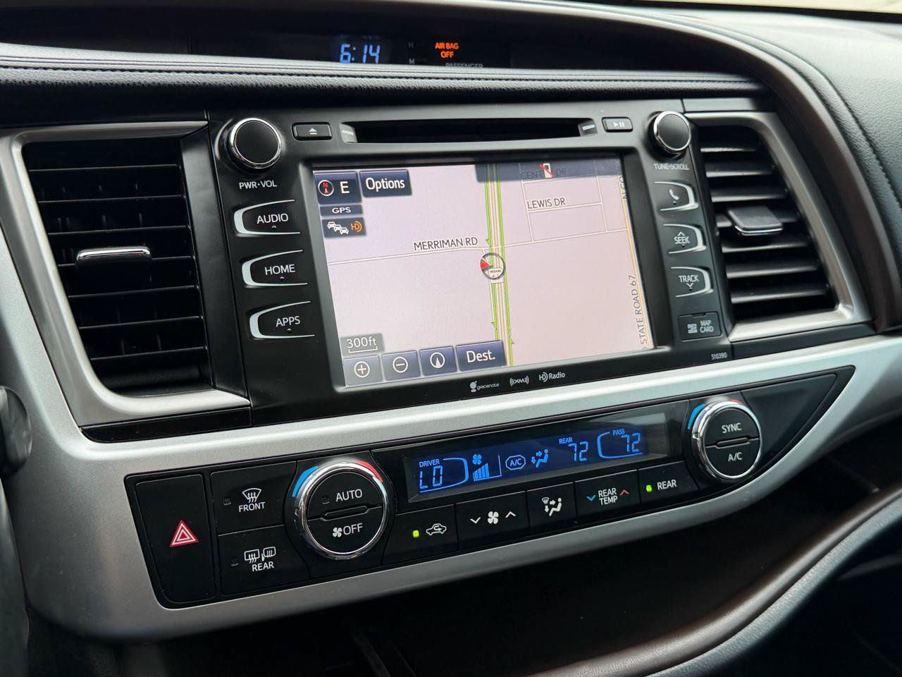 Used 2019 Toyota Highlander XLE FWD image 17
