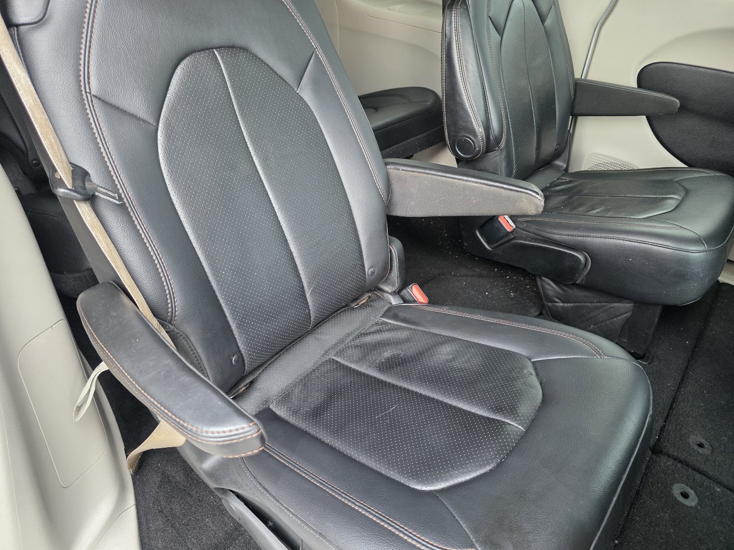 Used 2018 Chrysler Pacifica Touring-L FWD image 19