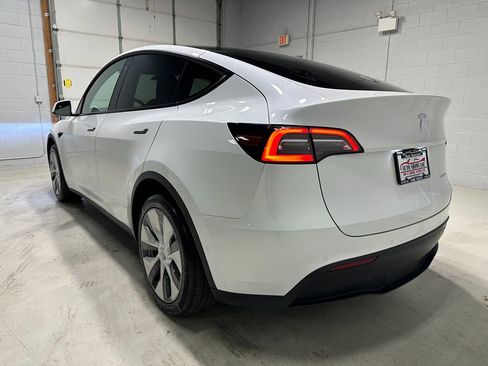 Used 2021 Tesla Model Y Long Range image 18
