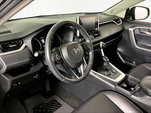 Used 2021 Toyota RAV4 XLE Premium image 17